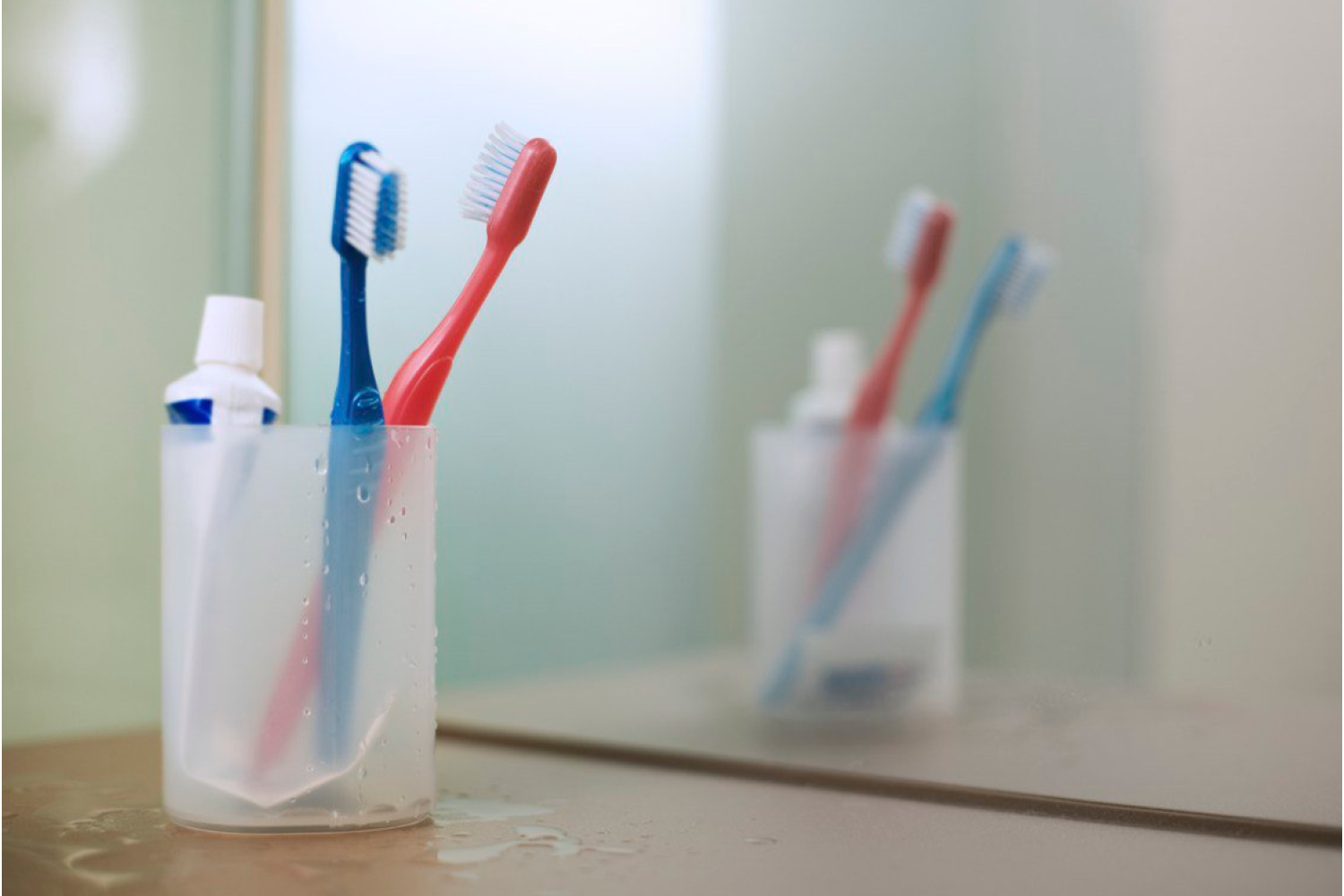 Виды стаканов для зубных щеток и советы по их выбору