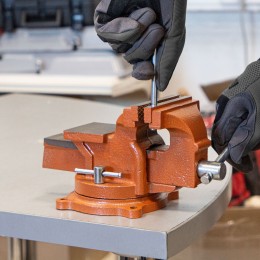 Sparta Тиски слесарные, 100 мм, поворотные, с наковальней 186235