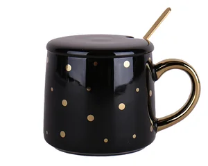 КОРАЛЛ Чашка 380мл. Черная в горох с ложкой п/у KRC427-206